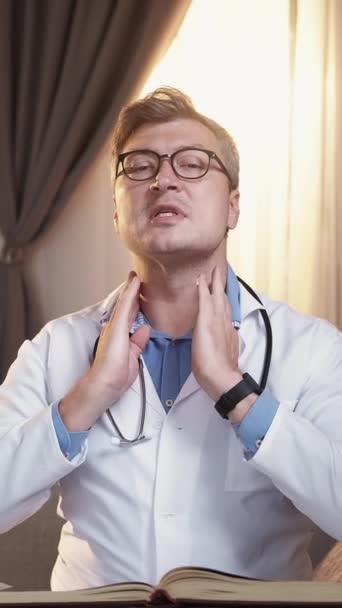 Vertikal Video Doktorsexpertis Internetkonsultation Smart Läkare Professionell Man Förklara Undersöka — Stockvideo