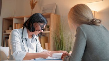 Hasta danışmanlığı. Destekleyici doktor. Profesyonel sağlık hizmeti. Dost canlısı kadın pratisyen hekime hastanede kadın teşhisi konuldu diyor..