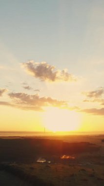 Dikey video. Manzara gündoğumu. Hava kırsal manzarası. Doğa peyzajı Sabah güneşi ufuk çizgisi arka plan drone çekimi.