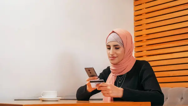 Compras Online Banco Móvel Mulher Bonita Hijab Ordenando Comprar Telefone Imagens Royalty-Free