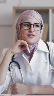Dikey video. Çevrimiçi doktor. Sanal sağlık hizmeti. Teletıp danışmanlığı. Dost canlısı kadın doktor. Hastanedeki telefon görüşmesinde uzman tavsiyesi..