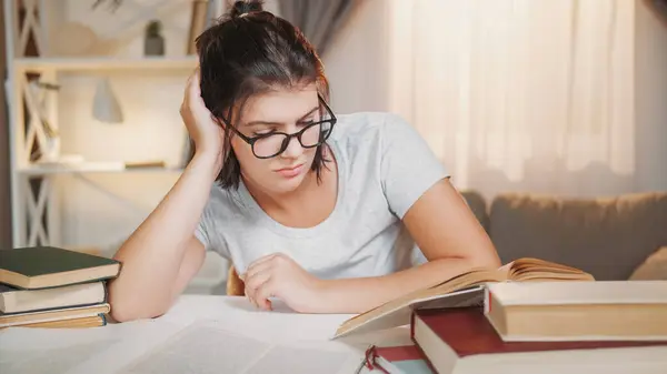 Studie Vermoeidheid Overwerkte Student Onderwijs Stress Moe Slaperige Vrouw Lezen Stockfoto