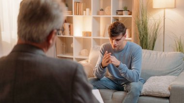 Psikoloji seansı. Bunalımlı adam. Akıl sağlığı. Psikiyatrist danışmanı, erkek hastaya danışmanlık randevusu verdi.