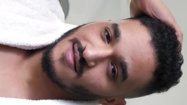 垂直录像 头发治疗 胡子在乎 早上的卫生习惯 自信满足的男人洗澡后喜欢触摸人头面部皮肤残渣 — 图库视频影像