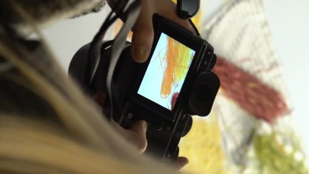 Függőleges Videó Színpad Mögötti Fotózás Lövést Választok Felismerhetetlen Női Fotósok — Stock videók