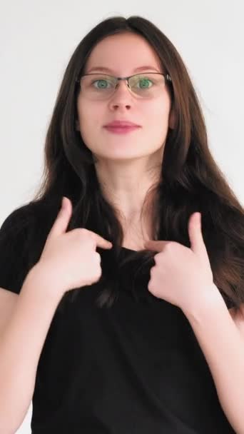 バーティカルビデオ エキサイティングな勝者 ビクトリーサプライズ 白で隔離された成功を祝うメガネで驚くほど楽しい幸せな女性 — ストック動画