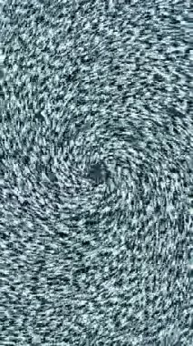 Dikey video. Statik gürültü girdabı. Girdap hareketi. Geçiş efekti. Mavi beyaz bozulma dokusu. Hipnotik titreşim. Boş alanı olan soyut bir arkaplan..