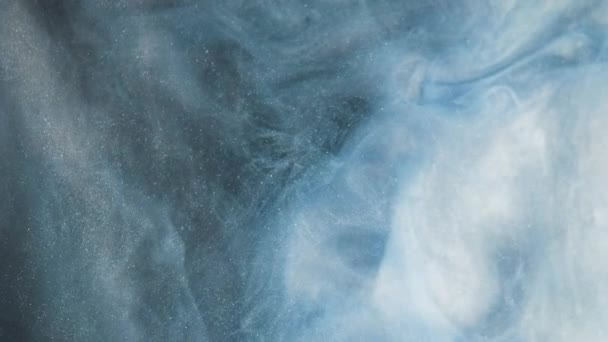 グリッターミスト雲 インク水 イーサリアルオーラ 青い色の煙の浮かぶ光沢のある穀物粒子の質抽象的な芸術の背景 — ストック動画
