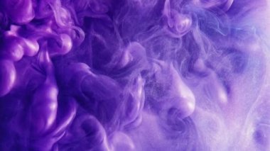 Parlak mürekkep sıçraması. Renk dumanı. Mor parlayan parlak buhar bulutu dokusu hareketi soyut sanat arkaplanını ortaya çıkarıyor.