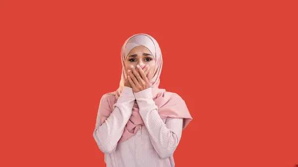 Shock Expression Fear Emotion Stressed Scared Sad Overwhelmed Woman Headscarf Fotografia De Stock