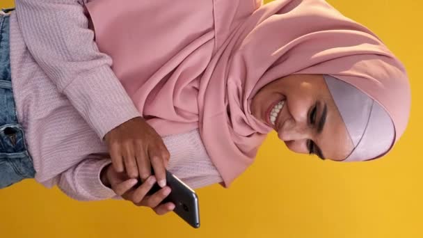 Verticale Video Gadget Mensen Online Chat Internetcommunicatie Vrolijke Vrouw Hijab — Stockvideo