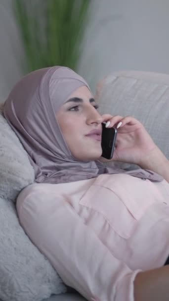 Vertikales Video Anruf Hause Mobiles Gespräch Kommunikationsfreizeit Fröhliche Frau Genießt — Stockvideo
