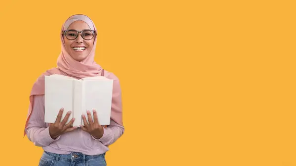 Lesehobby Weisheit Lernen Smart Glücklich Lächelnde Frau Mit Kopftuchbrille Und Stockfoto
