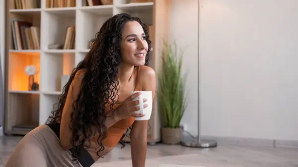 Morgenkaffee Freizeit Hause Unbekümmertes Wochenende Glücklich Entspannt Lächelnde Frau Mit lizenzfreie Stockbilder