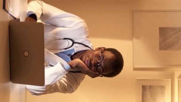 Κάθετο Βίντεο Βαριέμαι Τον Γιατρό Νυχτερινή Βάρδια Επαγγελματική Κόπωση Κουρασμένος — Αρχείο Βίντεο