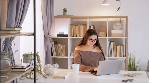 Hjemmeundervisning Datamaskinlekser Konsentrert Smart Kvinne Som Skriver Laptop Sitter Ved royaltyfrie gratis stockfoto