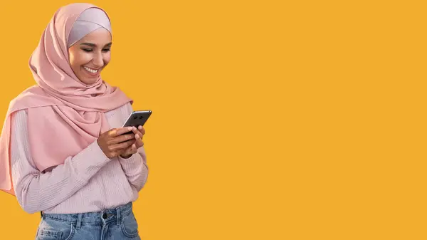 Mobilchat Nettkommunikasjon Sosiale Medier Lykkelig Smilende Kvinne Hijab Ved Hjelp stockbilde