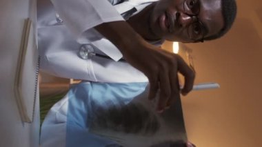 Dikey video. Sanal doktor. Akciğer taraması. Radyoloji kontrolü. Coronavirus pulmoner enfeksiyonu. Erkek doktor konsültasyonu göğüs röntgeni çekiliyor..