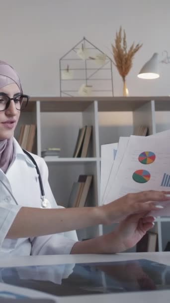 Вертикальне Відео Медичні Карти Медичне Страхування Серйозна Жінка Лікар Обговорює — стокове відео