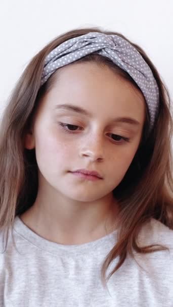 Вертикальне Відео Сумна Дитина Щаслива Дитина Депресивна Самотня Маленька Дівчинка — стокове відео