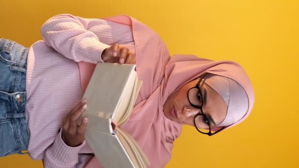 Pionowe Wideo Niesamowity Student Uczę Się Niespodzianek Imponująca Inteligentna Kobieta — Wideo stockowe