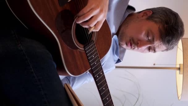Vidéo Verticale Compositeur Chanson Créativité Musicienne Homme Concentré Assis Écrivant — Video