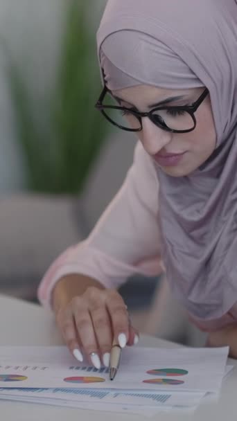Verticale Video Analyseverslag Inkomenskaarten Financiële Strategie Ernstige Geconcentreerde Vrouw Accountant — Stockvideo