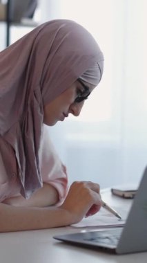 Dikey video. Veri analizi. İş raporu. Meşgul kadın profesyonel muhasebeci laptop masa başı ofis işyerinde pazar grafikleri proje incelemesi yapıyor..