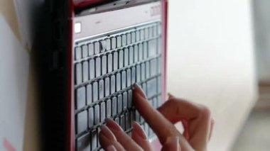 Dikey video. Laptop işi. İnternet işi. Dijital pazarlama. Ofisteki kadın modern bilgisayar klavyesinde el yazısıyla mesaj yazıyor. İş yerindeki şirket sohbetinde..