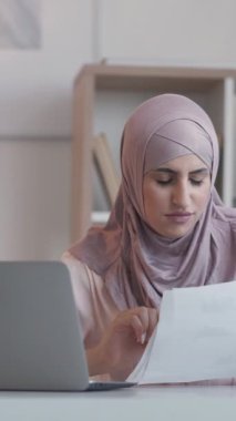 Dikey video. Hesap istatistikleri. İş projesi. Çalışan kadın analizci rapor veriyor. Analiz belgeleri inceleniyor..