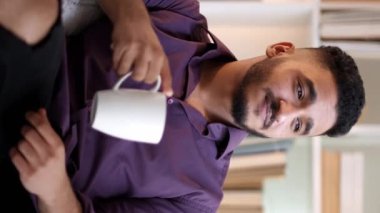 Dikey video. Ev kahvesi. Hafta sonu zevki. Pazar keyfi. Tatmin olmuş, kendine güvenen, fincanlı ve yalnız çay içen adam..