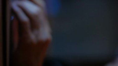 Dikey video. Ofis işi. Akşam işi. Adam klavyede yazı yazan elleri bulanıklaştırdı. Şirket iş e- postalarını karanlık çalışma masasında kopyalıyor..