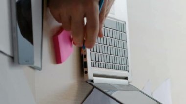 Dikey video. Uygunsuz flört. İş ilişkisinin reddedilmesi. Ofis aşkı mesajı. Adam kalp çiziyor. İş arkadaşına not yazıyor. Kırışan kağıdı reddediyor..