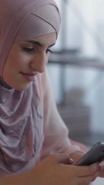 Dikey video. Akıllı telefon sohbeti. SMS mesajlaşması. Neşeli memnun kadın mesajlaşması mobil aygıt sosyal medya çevrimiçi iletişimden keyif alıyor.