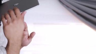 Dikey video. Web görüşmesi. Sanal toplantı. Profesyonel telekomünikasyon. Memnuniyetsiz iş adamı ev ofisinin iç kısımlarında dizüstü bilgisayarla iş tartışır..