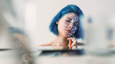 İçten içe. Zevk uyumu. Zarif yaratıcı kadın huzur içinde dinleniyor. Yanıp sönen ışıklar yansıma yansıması. Fotokopi alanı bulanıklığı..