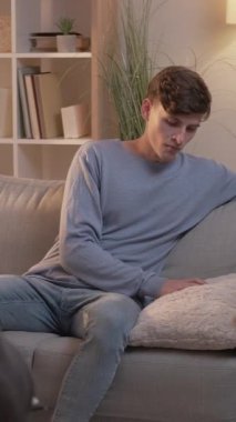 Dikey video. Psikolog konsültasyonu. Akıl sağlığı. Profesyonel psikiyatrist, randevu odasındaki gergin adama tavsiye veriyor..