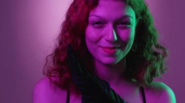 Kötü kadın. Kurnaz gülümseme. Güzel, büyüleyici kadın entrikaları. Siyah eldivenler. Akşam elbisesi..