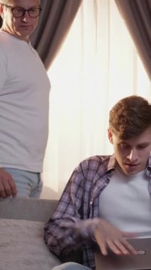 Dikey video. Özel sohbet. Yetişkin içeriği. Yasak internet. Dikkatli ol, utangaç çocuk sansürlenmiş online video kasedini babasından saklayarak odada kanepede oturuyor..