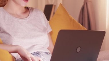 Görüntülü konuşma. İnternet araması. Keyifli, gevşemiş bir kadın dizüstü bilgisayarla online konferans odasında uzaktan sanal toplantı odasında sohbet ediyor..