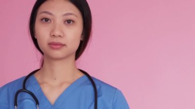 Kadın sağlık görevlisi. Acil servis. Düşünceli, sakin, yorgun bayan hemşire mavi ışıklar yanıp sönüyor acil ilaç pembe arka plan boş alan.