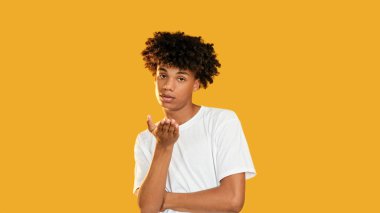 Takdir jesti. Cesaret desteği. Kendine güveni olan bir adam hava öpücüğü veriyor. Sevgisini ifade ediyor..