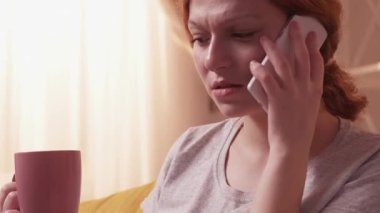 Kızgın telefon. Mutsuz müşteri. Kaşlarını çatan kadın akıllı telefon dolandırıcılığı tartışan çatışma dümeni tartışmayı bitirin konuşma kupa kahve.