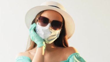 Salgın sıkıldı. Coronavirus yoruldu. Maske eldivenleriyle hayal kırıklığına uğrayan ve hiçbir şey yapmayan bir kız yaz tatili için dinlenmeyi bekliyor..