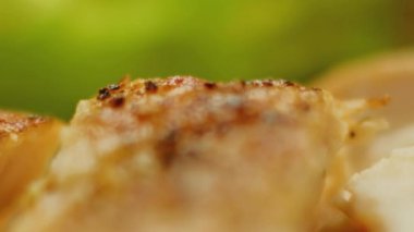 Tavuk eti. Kızarmış yemek. İnsan eli çatallı, sağlıklı, sulu, lezzetli, restoranda sağlıklı yemek yiyen bir parça alır..
