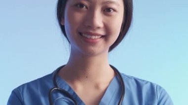 Profesyonel doktor. Tıbbi bakım. Kendine güvenen dost canlısı kadın terapist hastaya gülümsüyor..