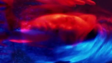 Dikey video. Zihin bölünmesi. Silueti çıkarılmış. Neon kırmızı ışık kadın zihinsel korku bariyeri tuzağı parlak yansıma odak dışı iki kez maruz.