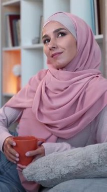 Dikey video. Kahve tefekkür. Ev rahatlığı. Hafta sonu tatili. Kafiyeli düşünceli bir kadından esinlendim. Sıcak içkinin tadını çıkarıyorum..