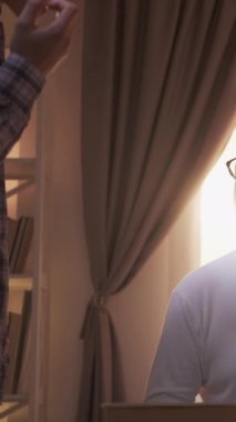 Dikey video. Kişisel mahremiyet. Aile sırrı. Gadget bağımlılığı. Dikkatli ol, komik baba. Evdeki röntgenciden özel bilgi saklıyorsun..