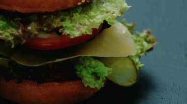 Sağlıksız burger. Fast food. Lezzetli hamburger, Amerikan mutfağı abur cubur, çizburger koyu arka planda izole edilmiş..